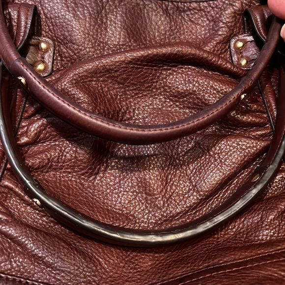 B. MAKOWSKY BURGANDY SHOULDER BAG WITH MAGNETIC CLOSURE. - Picture 7 of 11